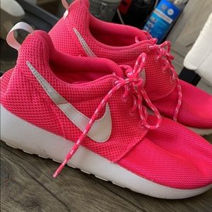 Women’s NIKEs women’s 8